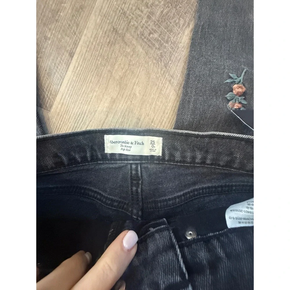 NWT Abercrombie Kids High Rise Skinny Jeans Embroidered Floral - Size 12 (25/0S)